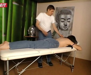 Tedesco maturo :Moglie: ottiene scopata :Da: il massaggiatore 11 min P