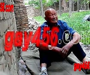 Cinese oldman in pubblico