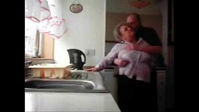 lol Mama und daddy Gefangen Mit Spaß in die Küche versteckt cam - 3 min