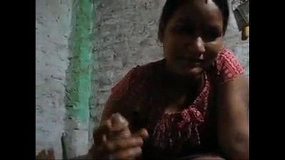 indiano bhabi succhiare Cazzo e masturbazione con la mano - 47 sec