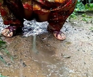 Indische Mama outdoor Wald pissing Video Zusammenstellung 5 min P