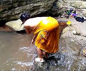 Ficken Indische Mama in der Nähe Wasserfall Wald outdoor Sex 6 min 1080p