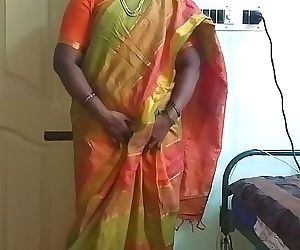 Indische Desi Maid Gezwungen zu zeigen Ihr Natürliche Titten zu Home Eigentümer 10 min P