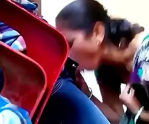 Indische Mama saugen seine Sohn Schwanz Gefangen in Versteckt Kamera 34 sec